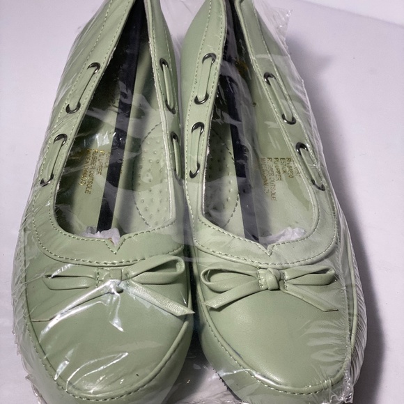 Jade green low heel shoes - Picture 1 of 4
